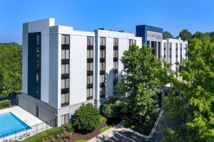 un edificio de oficinas con piscina y árboles en SpringHill Suites by Marriott Atlanta Perimeter Center, en Atlanta