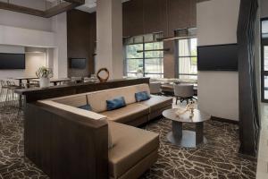 TV tai viihdekeskus majoituspaikassa SpringHill Suites by Marriott Atlanta Perimeter Center
