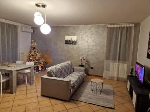 un soggiorno con un albero di Natale e un divano di Appartamento Vacanze Euganea a Rovolon