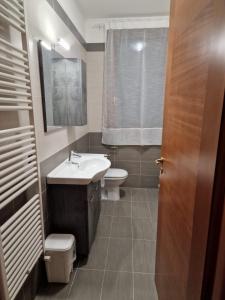 uma casa de banho com um lavatório branco e um WC. em Appartamento Vacanze Euganea em Rovolon