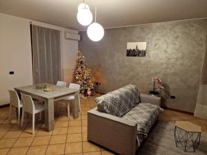 Sala de estar con mesa y árbol de Navidad en Appartamento Vacanze Euganea en Rovolon