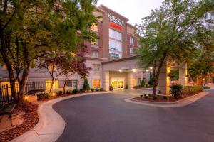 uma rua vazia em frente a um edifício em Fairfield Inn & Suites by Marriott Winston-Salem Downtown em Winston-Salem