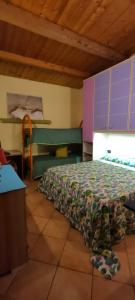 - une chambre avec un lit et une table dans l'établissement villa Fuga, à Avola