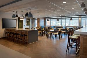 um restaurante com um bar e mesas e cadeiras em Fairfield Inn & Suites by Marriott Williamstown em Williamstown