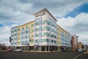 un grande edificio su una strada cittadina con semaforo di TownePlace Suites by Marriott Louisville Downtown a Louisville