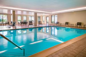 a large pool with blue water in a hotel at Courtyard Tallahassee North/I-10 Capital Circle in Tallahassee