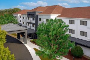 an overhead view of a hotel building with a pathway at Courtyard Tallahassee North/I-10 Capital Circle in Tallahassee