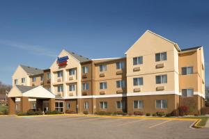 un hotel con un estacionamiento delante de él en Fairfield Inn & Suites South Bend Mishawaka, en South Bend