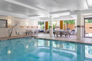 a swimming pool with a dining room and a living room at Courtyard Tampa Brandon in Tampa