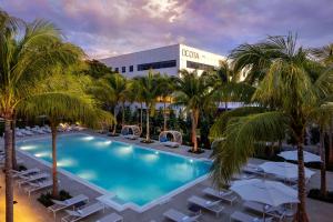 una imagen de una piscina en un hotel con palmeras en Le Méridien Dania Beach at Fort Lauderdale Airport en Avon Park