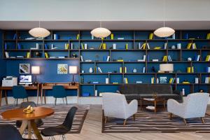 - un salon avec un mur bleu et des étagères dans l'établissement Le Méridien Dania Beach at Fort Lauderdale Airport, à Avon Park