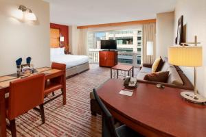 Pokój hotelowy z biurkiem, łóżkiem i pokojem w obiekcie Residence Inn by Marriott Chicago Downtown/River North w Chicago