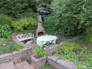 d'un jardin avec une table et un mur en briques. dans l'établissement Holiday Home Fredensvang, à Aarhus