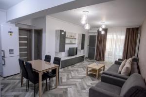 salon z kanapą i stołem w obiekcie C&Y Zev Apartments w Mamai