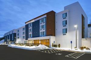 un edificio de hotel con nieve delante en SpringHill Suites by Marriott Hartford Cromwell en Cromwell