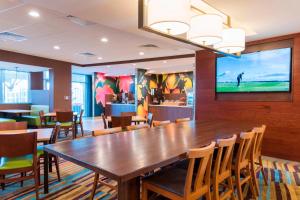 Fairfield Inn & Suites by Marriott West Monroe tesisinde bir restoran veya yemek mekanı