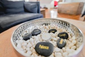 a bowl filled with rocks on top of a table at L'Auberge du QG in Laprairie
