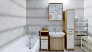 a bathroom with a sink and a bath tub and a sink at roomspoznan pl - Rybaki 15 - 24h self check-in in Poznań
