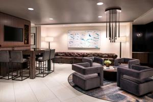 un soggiorno con divano, tavolo e sedie di San Francisco Airport Marriott Waterfront a Burlingame