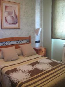 a bedroom with a bed and a picture on the wall at Hostal Guarni in Barahona
