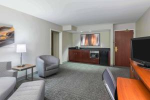 a living room with a couch and a flat screen tv at Courtyard Knoxville Cedar Bluff in Knoxville