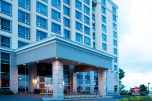 un gran edificio de oficinas con un edificio en Residence Inn by Marriott Kingston Water's Edge en Kingston