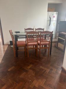 comedor con mesa, sillas y nevera en Viaggiato Carlucci en Córdoba