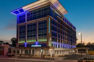 un rendimiento de un edificio con luces azules en Residence Inn by Marriott Buffalo Downtown en Buffalo