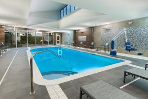 uma piscina no átrio do hotel com uma grande piscina em Residence Inn by Marriott Buffalo Downtown em Buffalo