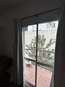 una ventana abierta con vistas a un edificio en Viaggiato Carlucci en Córdoba