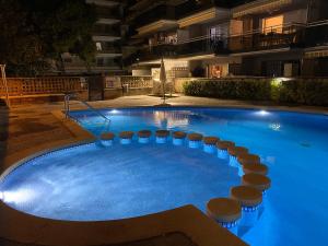Bazén v ubytovaní Apartament Enzo Salou 150m playa alebo v jeho blízkosti