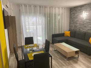 薩洛的住宿－Apartament Enzo Salou 150m playa，客厅配有沙发和桌子