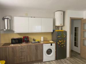 薩洛的住宿－Apartament Enzo Salou 150m playa，厨房配有冰箱和洗衣机。