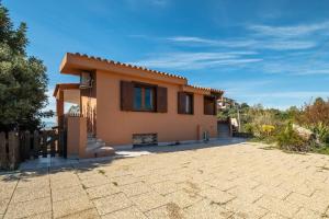 a small house with a driveway in front of it at Casa Delle Pleiadi in Torre delle Stelle