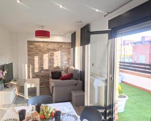 a living room with a couch and a table at Ático La Real in Nájera