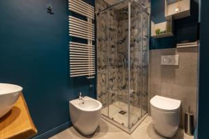 Un baño con ducha, inodoro y lavabo. en Il Sogno nel Cassetto, en Turín 35 fotos más