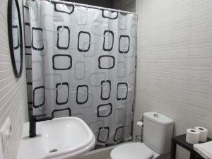 モハカルにあるMOJACAR HOME AND BEACHのバスルーム(白いトイレ、シャワーカーテン付)