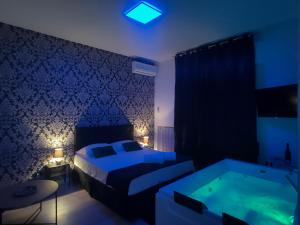 Cavaliere Suite في باري: غرفة نوم مع سرير وحوض استحمام