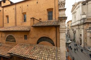 un vicolo in un vecchio edificio con gente che cammina per strada di Spagna Boutique a Roma