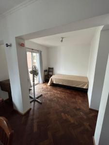 1 dormitorio con 1 cama y ventilador. en Viaggiato Carlucci en Córdoba