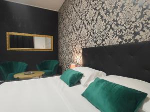 Un pat sau paturi într-o cameră la Cavaliere Suite