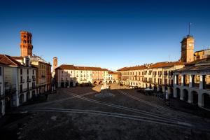 una calle vacía en una ciudad con edificios en Appartamento Le Risaie en Vercelli