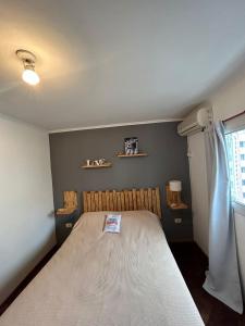 1 dormitorio con 1 cama en una habitación con ventana en Viaggiato Carlucci en Córdoba