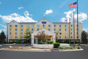 um grande edifício amarelo com uma bandeira americana em Fairfield Inn & Suites Chicago Midway Airport em Bedford Park