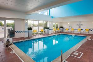 una gran piscina con agua azul en una habitación de hotel en Fairfield Inn & Suites Chicago Midway Airport, en Bedford Park
