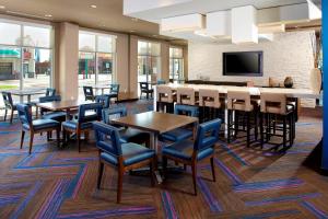 comedor con mesas y sillas y TV en Residence Inn by Marriott Durham Duke University Medical Center Area, en Durham