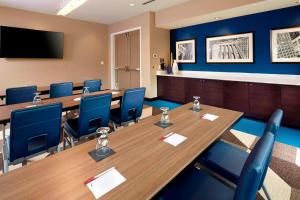 een vergaderzaal met een lange tafel en blauwe stoelen bij Residence Inn by Marriott Durham Duke University Medical Center Area in Durham