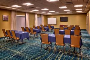 una sala de conferencias con mesas, sillas y una pizarra en SpringHill Suites by Marriott Cedar City, en Cedar City