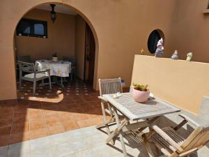 Playa del Hombre的住宿－Estudio Brisa Canaria，客厅配有桌椅、桌子和桌子。