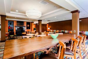 una gran sala de conferencias con una gran mesa de madera y sillas en Fairfield by Marriott Wilkes-Barre, en Wilkes-Barre